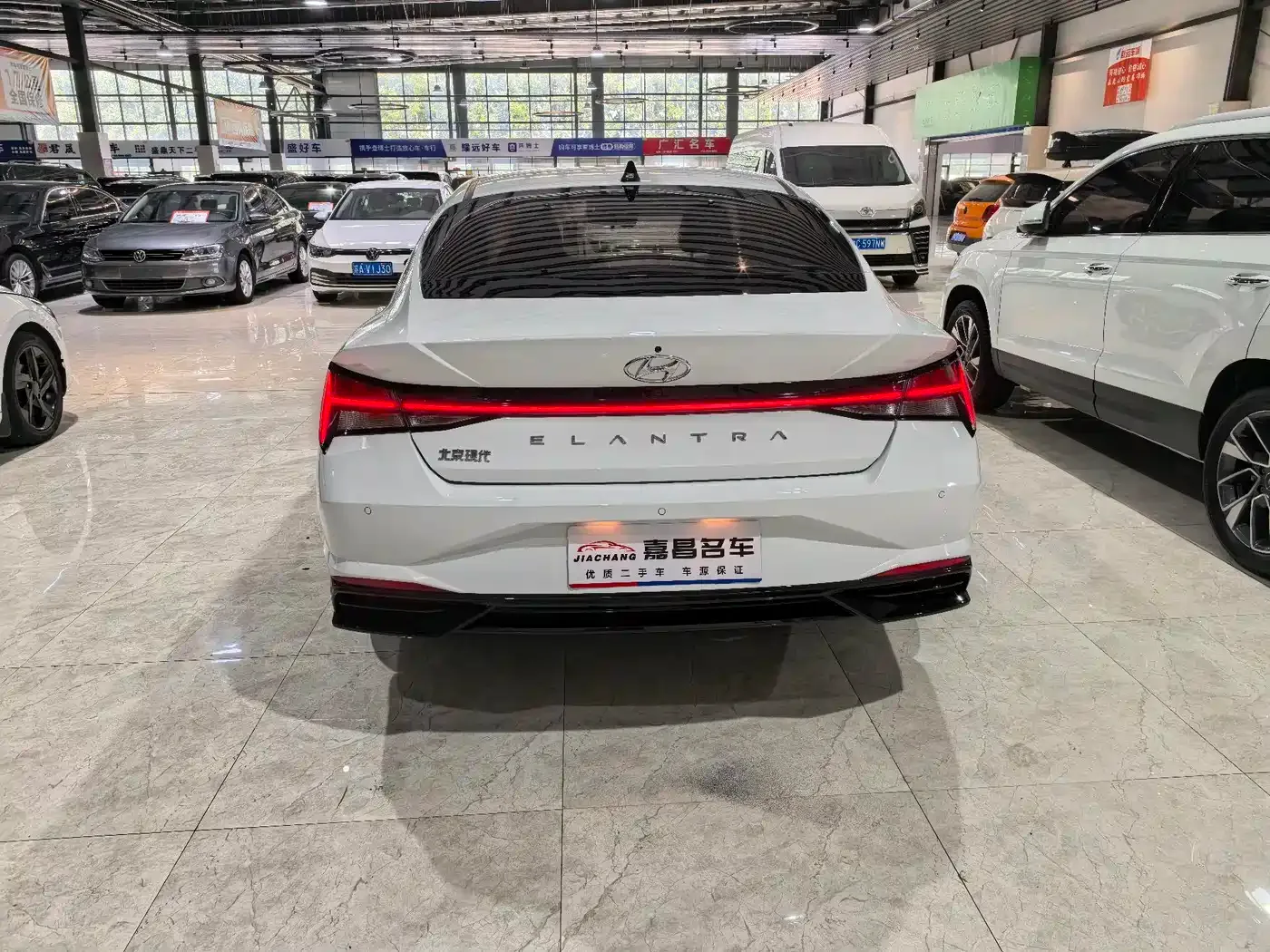 Hyundai Elantra 2022 1.5L CVT LUX Premium Edition — Фото автомобиля 17