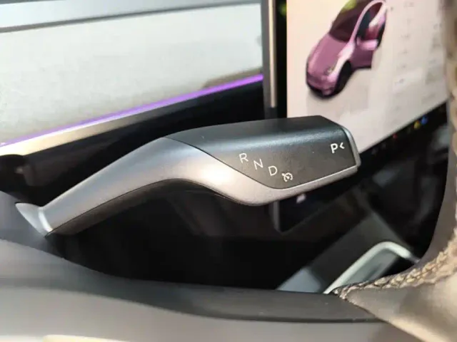 Tesla Model Y — Фото автомобиля 13