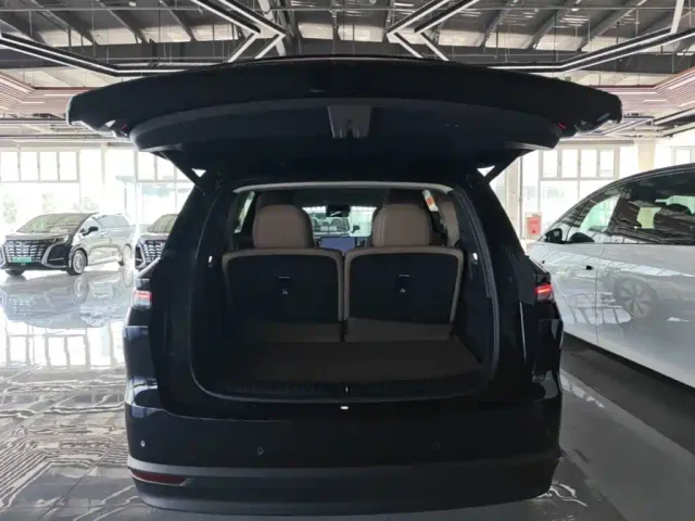 Li Auto i8 — Фото автомобиля 18