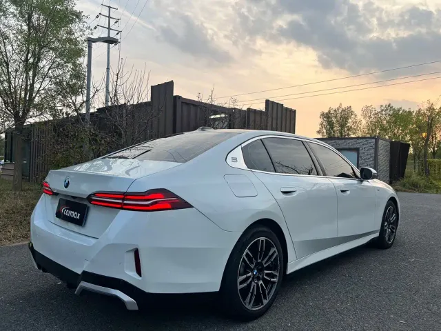 BMW 5 Series — Фото автомобиля 8