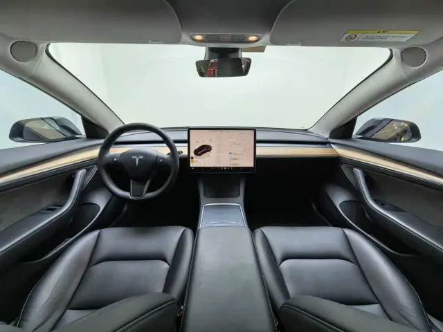 Tesla Model 3 — Фото автомобиля 4