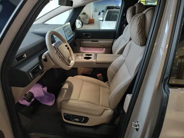 Li Auto MEGA — Фото автомобиля 14
