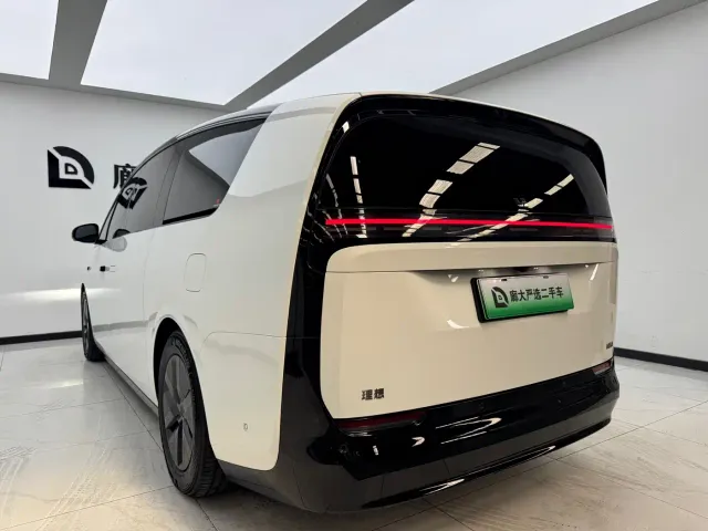 Li Auto MEGA — Фото автомобиля 5