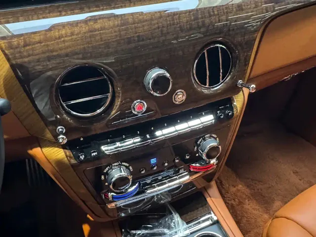 Rolls-Royce Phantom — Фото автомобиля 10