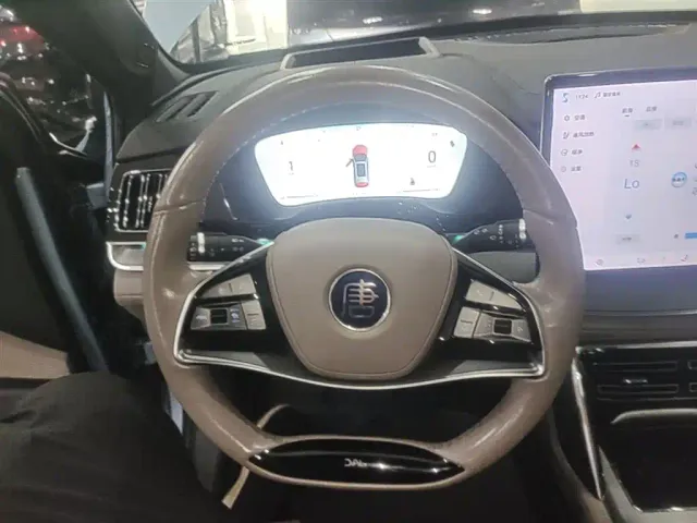 BYD Tang — Фото автомобиля 10