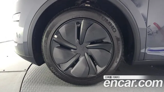 Tesla Model Y — Фото автомобиля 4