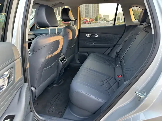 Geely Galaxy Starship 7 EM-i — Фото автомобиля 9