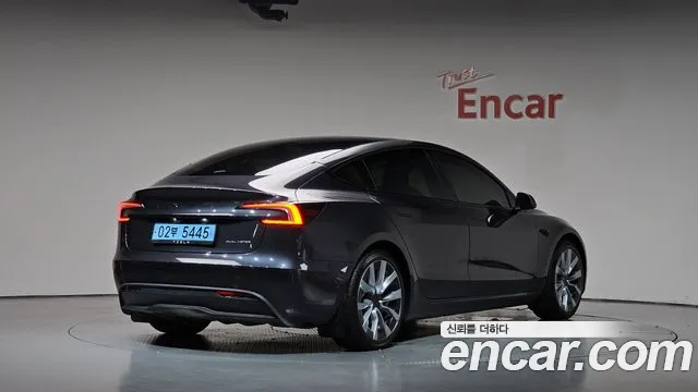 Tesla Model 3 — Фото автомобиля 2
