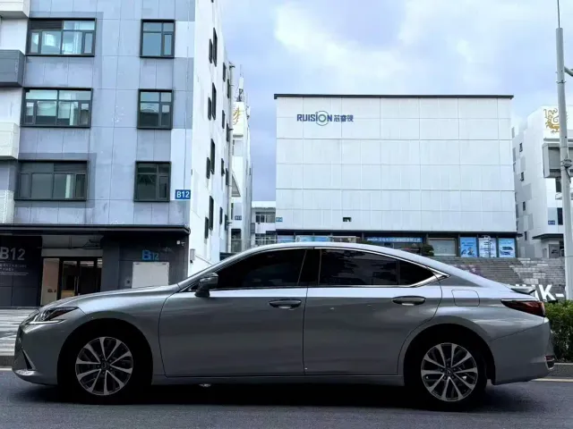 Lexus ES — Фото автомобиля 2
