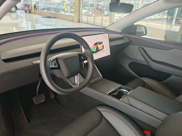 Tesla Model Y — Фото автомобиля 17
