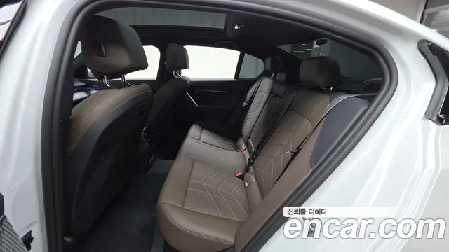 BMW 5-Series — Фото автомобиля 12