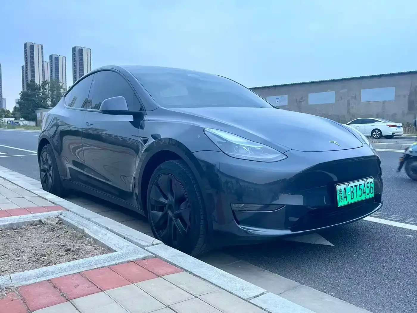 Tesla Model Y 2024 Long Range AWD — Фото автомобиля 3