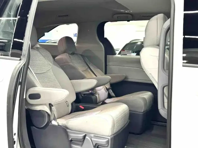 Toyota Sienna — Фото автомобиля 10
