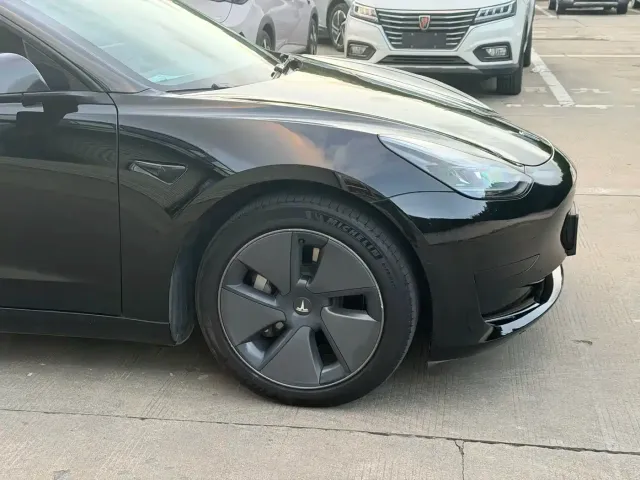 Tesla Model 3 — Фото автомобиля 4