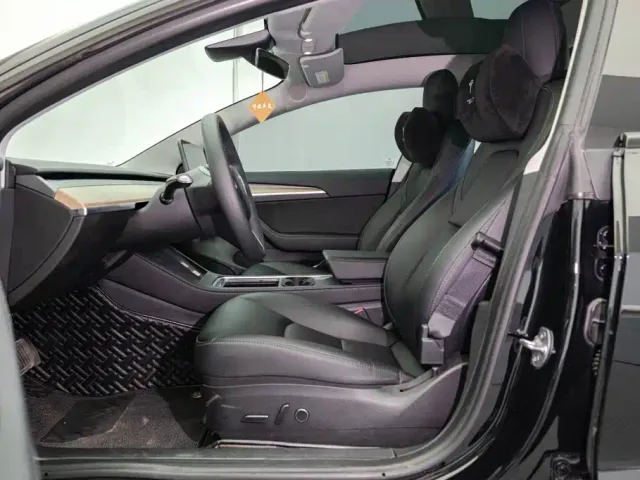 Tesla Model 3 — Фото автомобиля 10
