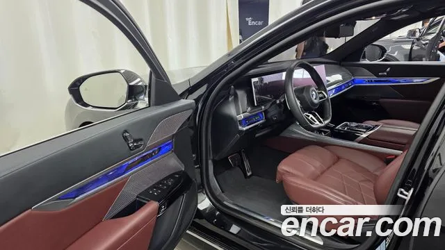 BMW 7 Series G70 — Фото автомобиля 10