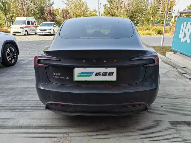 Tesla Model 3 — Фото автомобиля 4