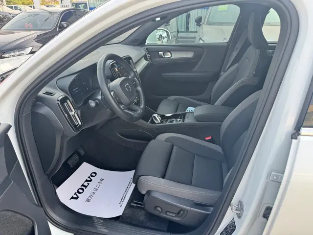 Volvo XC40 — Фото автомобиля 3
