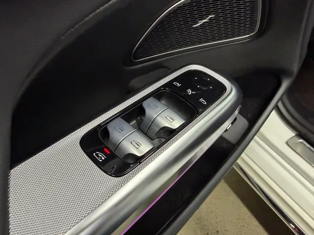 Mercedes-Benz E-Class — Фото автомобиля 21