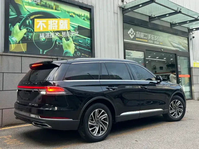 Lincoln Aviator — Фото автомобиля 2