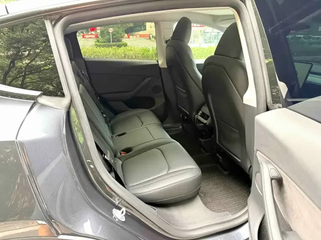 Tesla Model Y — Фото автомобиля 12