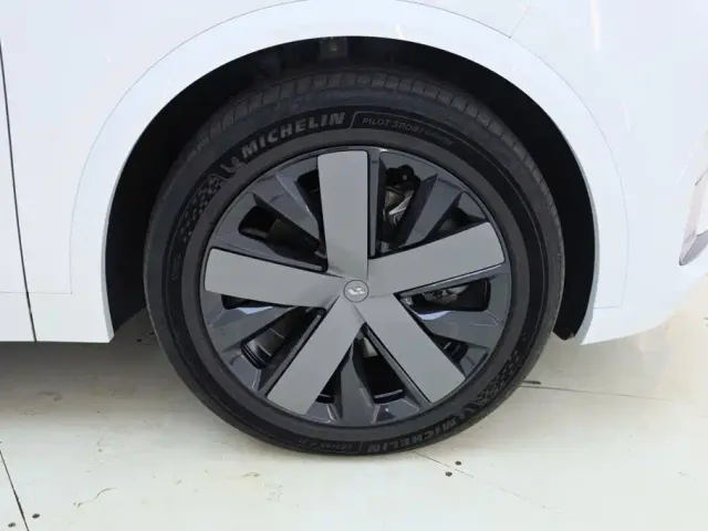 Li Auto L8 — Фото автомобиля 14