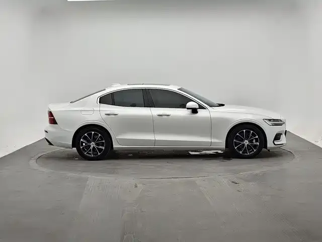 Volvo Volvo S60 2022 B4 Smart Comfort Luxury Edition — Фото автомобиля 4