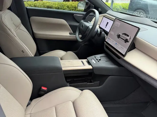 Volvo XC70 Plug-in Hybrid — Фото автомобиля 9