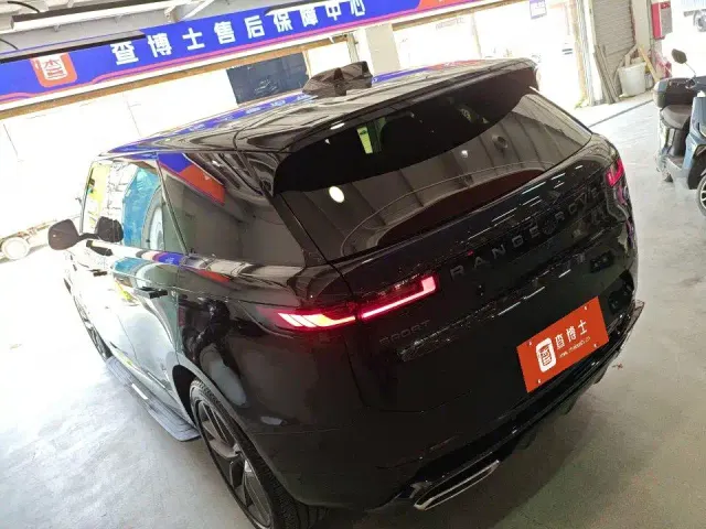 Land Rover Range Rover Sport — Фото автомобиля 3
