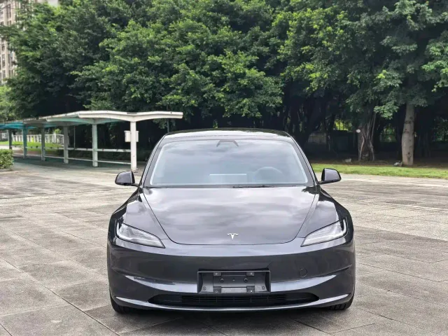 Tesla Model 3 — Фото автомобиля 2
