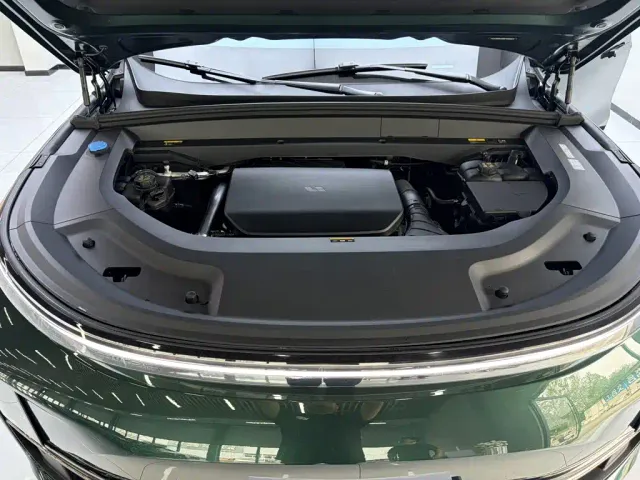 Li Auto L8 — Фото автомобиля 16