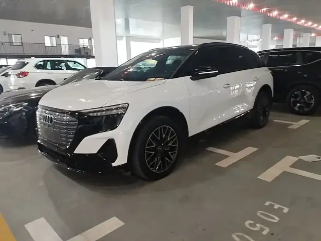 Фотография автомобиля — Audi Q5 e-tron