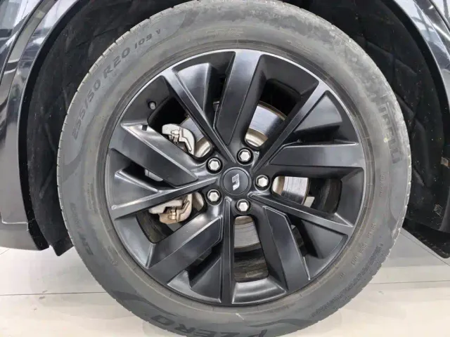 Li Auto L8 — Фото автомобиля 12