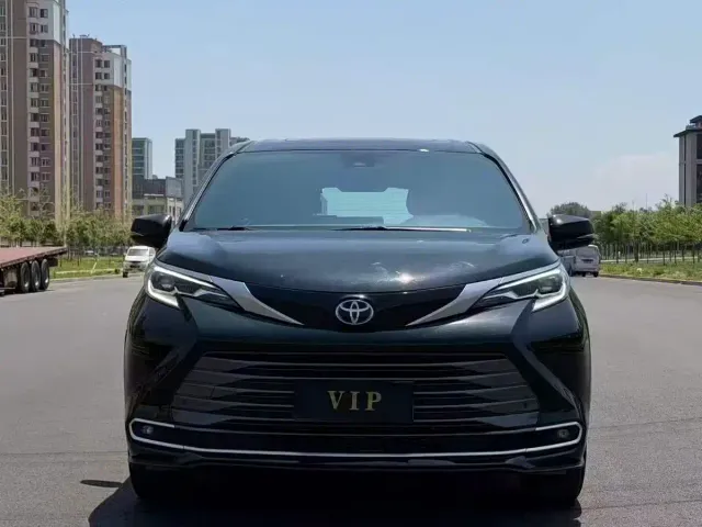 Toyota Sienna — Фото автомобиля 2