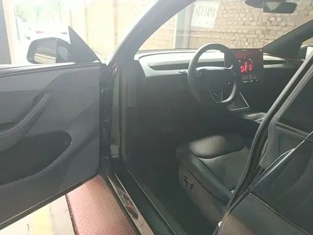 Tesla Model Y L — Фото автомобиля 15