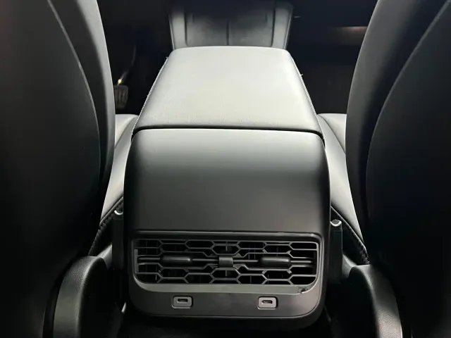 Tesla Model Y — Фото автомобиля 7