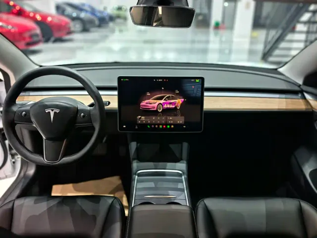 Tesla Model 3 — Фото автомобиля 9