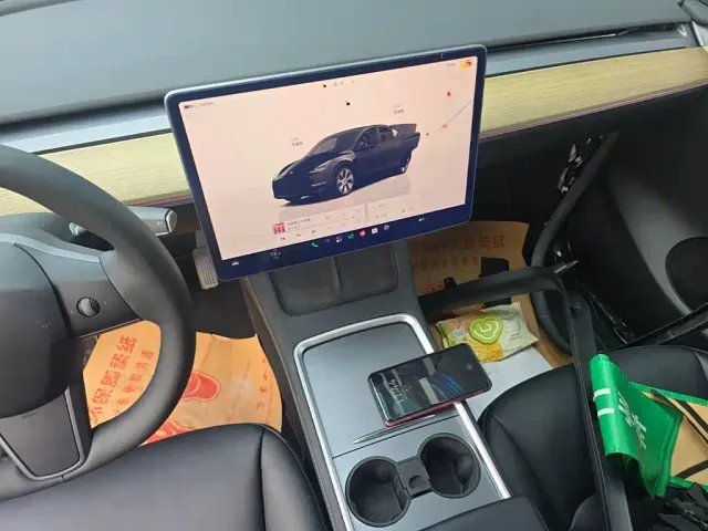 Tesla Model Y — Фото автомобиля 12