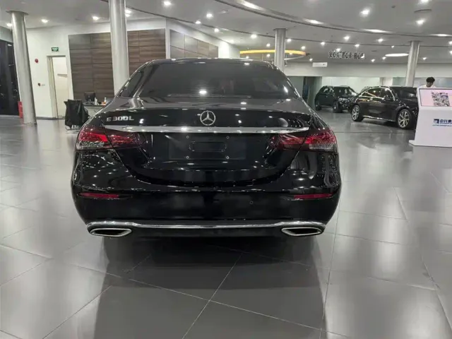 Mercedes-Benz E-Class — Фото автомобиля 4