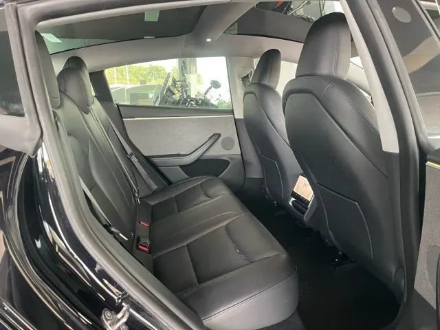 Tesla Model 3 — Фото автомобиля 7
