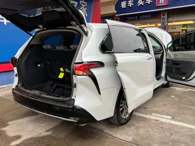 Toyota Sienna — Фото автомобиля 7