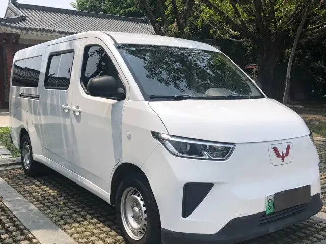Wuling Motors Wuling Yangguang 2026 Model 330km Passenger Van Comfort Version — Фото автомобиля 3