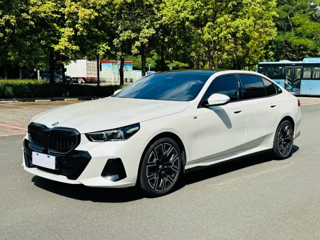 BMW 5 Series — Фото автомобиля 3
