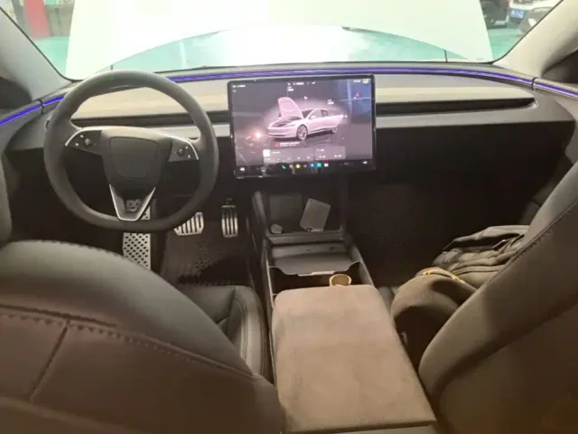 Tesla Model 3 — Фото автомобиля 9