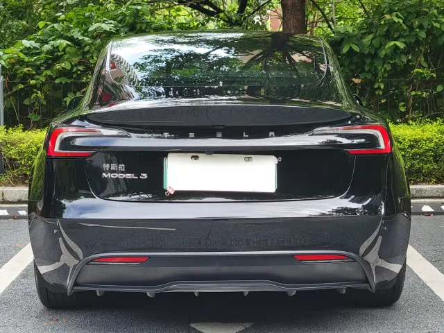 Tesla Model 3 — Фото автомобиля 13