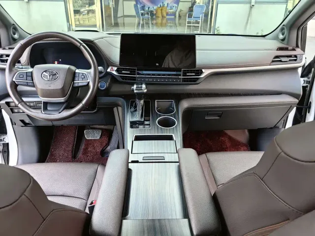 Toyota Sienna — Фото автомобиля 5