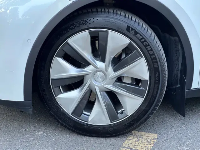 Tesla Model Y — Фото автомобиля 5