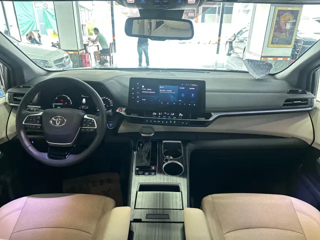 Toyota Sienna — Фото автомобиля 12