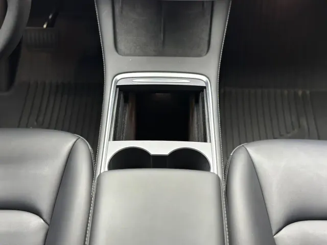 Tesla Model Y — Фото автомобиля 13
