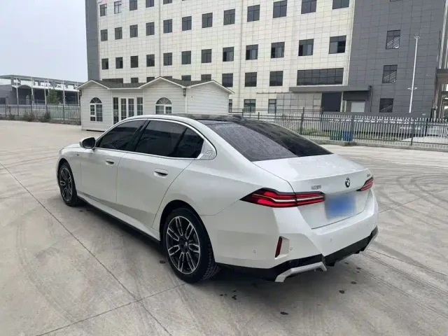 BMW 5 Series — Фото автомобиля 10